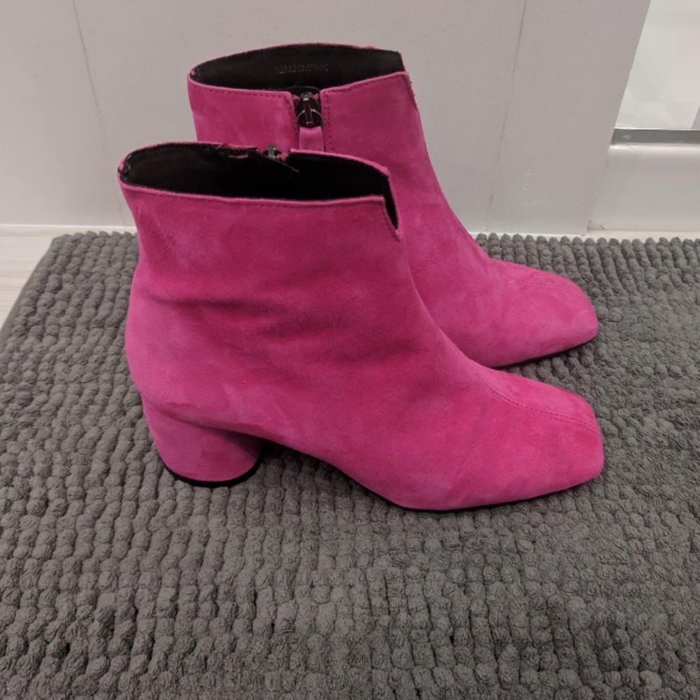 Suede magenta ankle boot